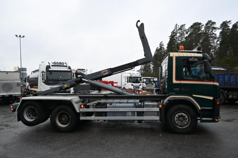 Volvo FM440 6x2 koukkuauto