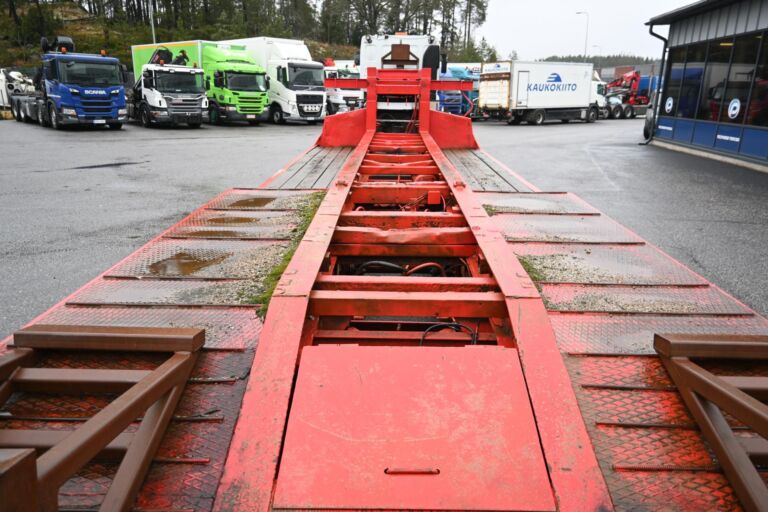 Sisu E13 450 6x2 Koukku / Lavetti