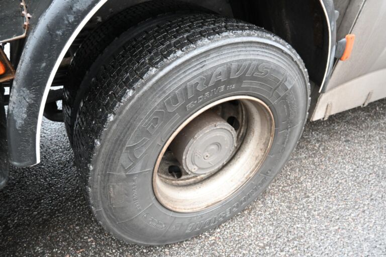 Sisu E13 450 6x2 Koukku / Lavetti