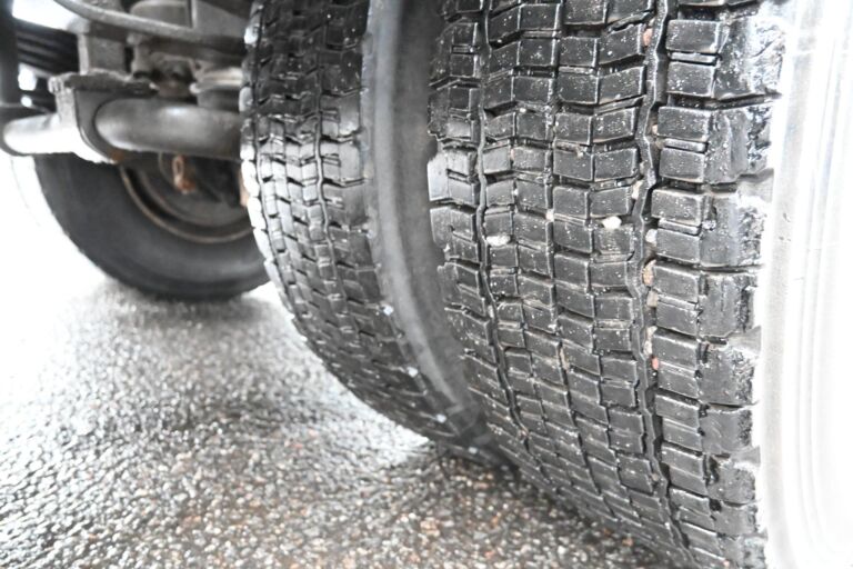 Sisu E13 450 6x2 Koukku / Lavetti