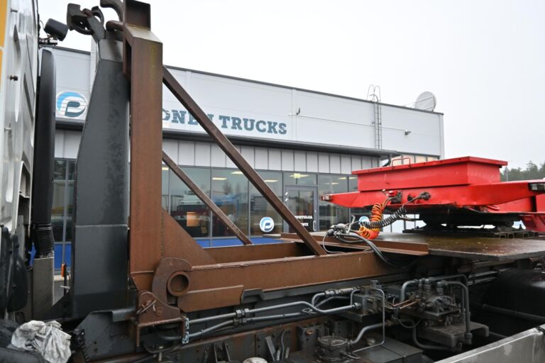 Sisu E13 450 6x2 Koukku / Lavetti