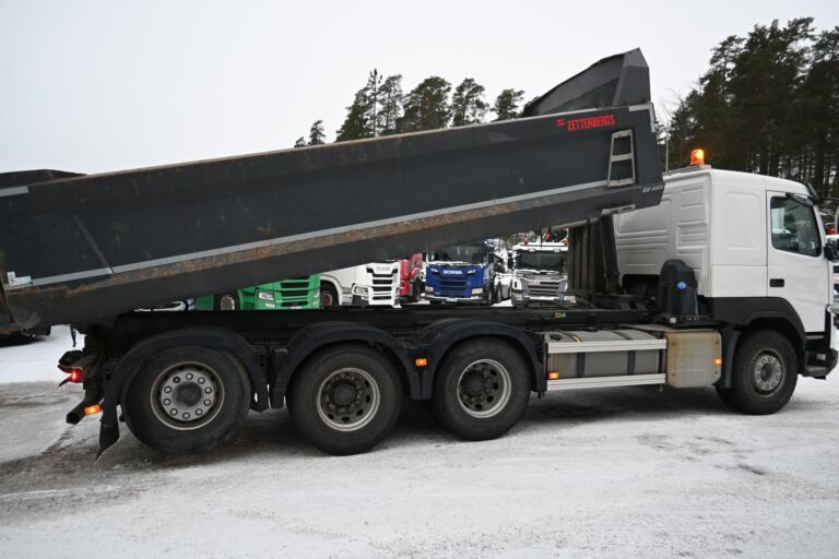 Volvo FMX500 8x4 maansiirtoauto