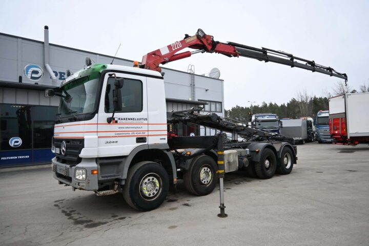 Mercedes-Benz Actros 3244 8×4 Rautajousinen nosturiauto