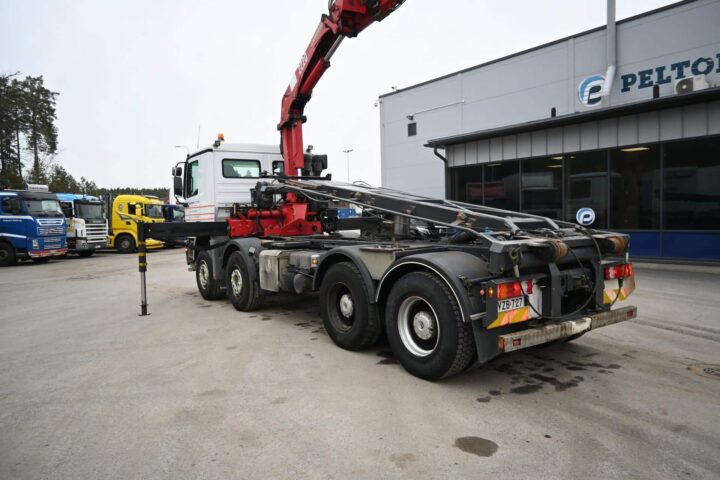 Mercedes-Benz Actros 3244 8×4 Rautajousinen nosturiauto