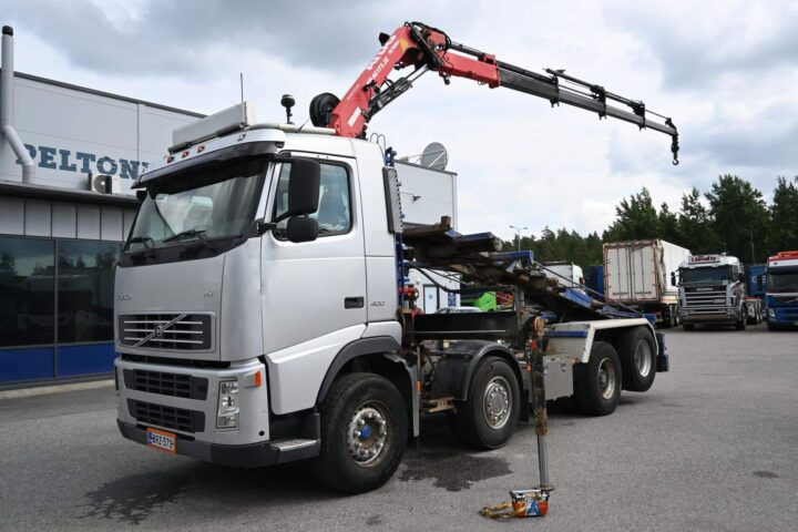 Volvo FH400 8×2 vm. 2016 nosturilla