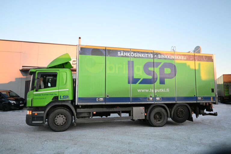 Scania P400 6x2 Sivuaukeava