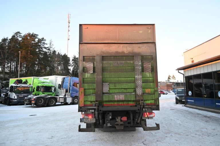 Scania P400 6x2 Sivuaukeava