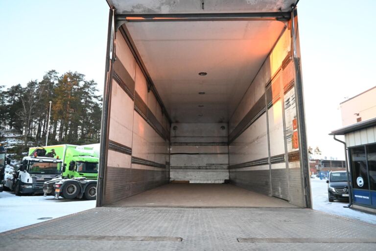 Scania P400 6x2 Sivuaukeava