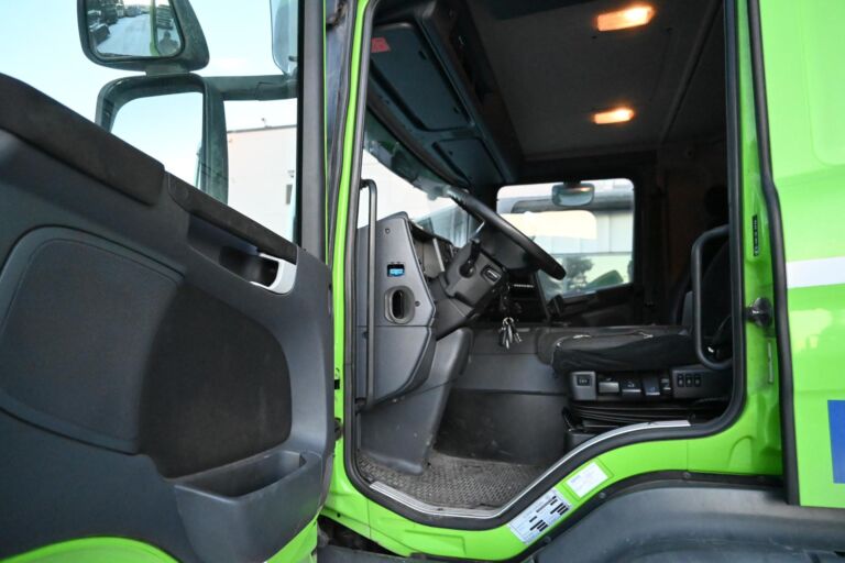 Scania P400 6x2 Sivuaukeava