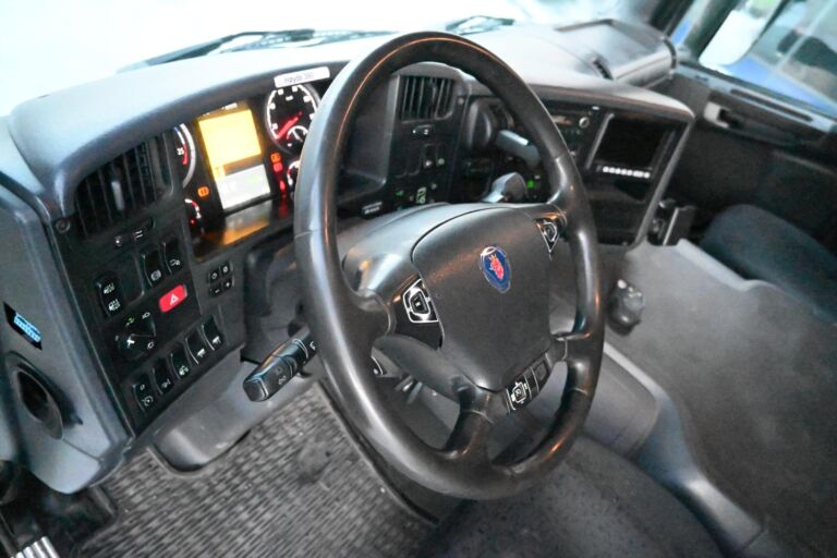 Scania P400 6x2 Sivuaukeava