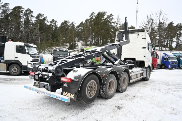 Volvo FH650 8x4*4 Tridem 7m koukkulaite