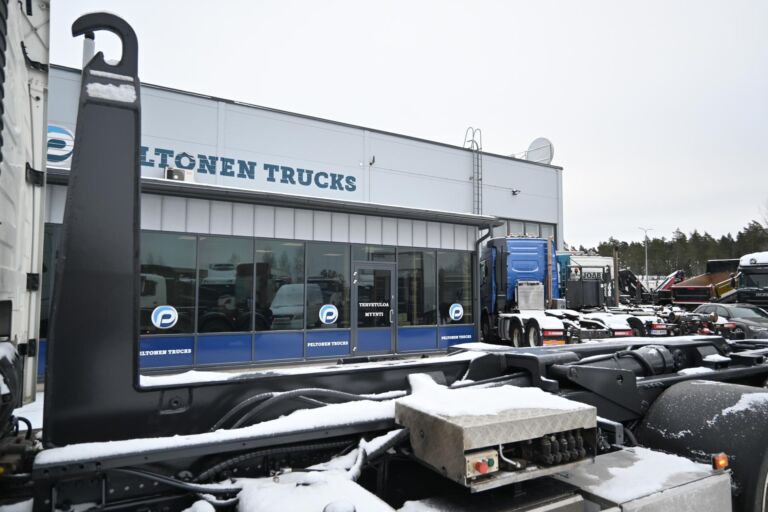 Volvo FH650 8x4*4 Tridem 7m koukkulaite