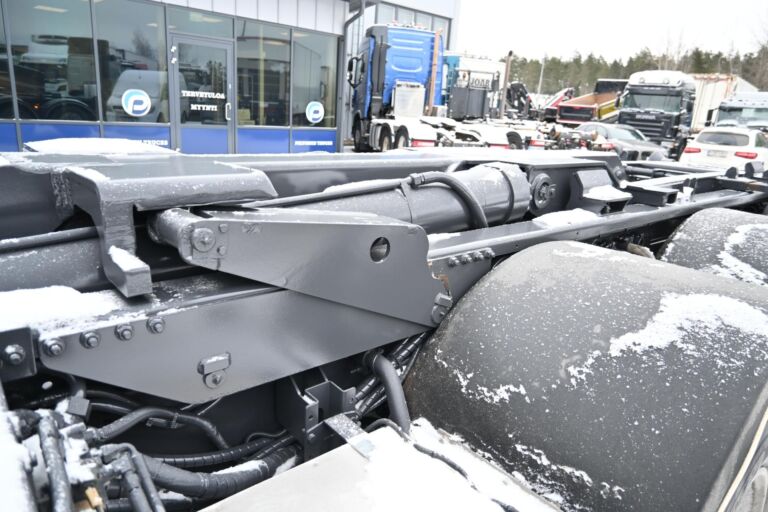 Volvo FH650 8x4*4 Tridem 7m koukkulaite