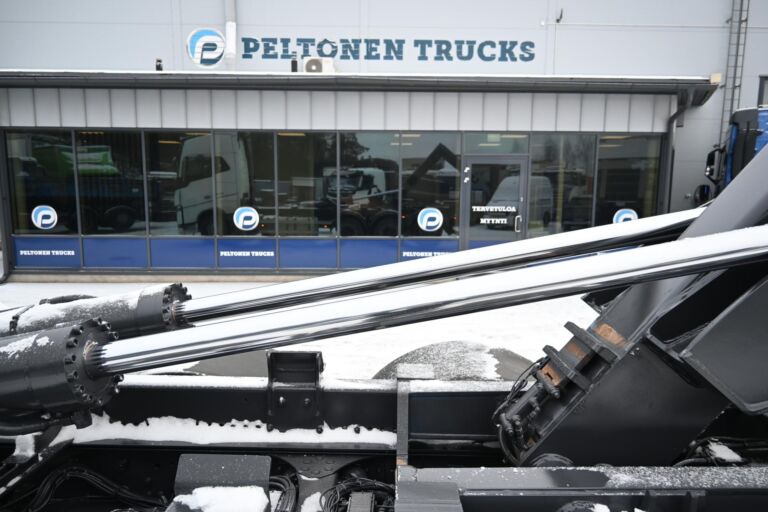 Volvo FH650 8x4*4 Tridem 7m koukkulaite