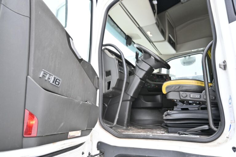 Volvo FH650 8x4*4 Tridem 7m koukkulaite