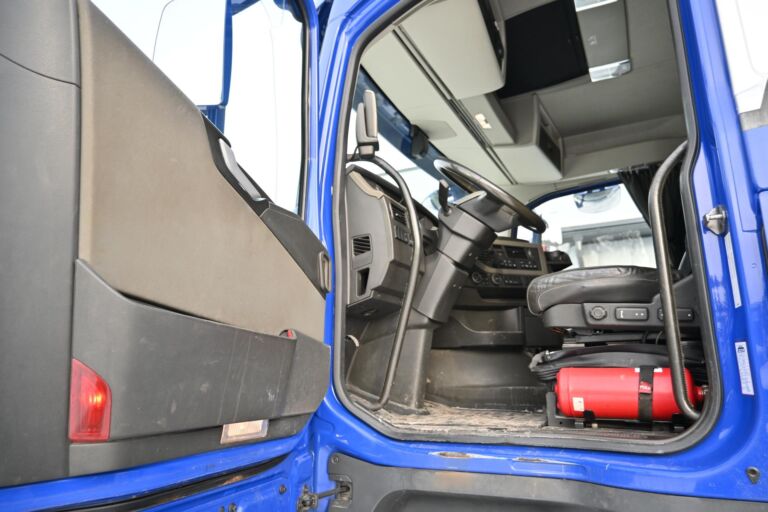 Volvo FH540 8x4*4 Tridem HIAB 302 8+1