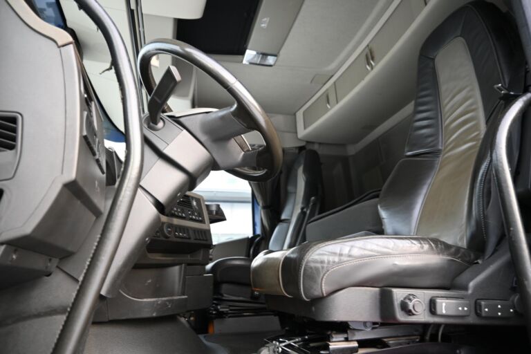 Volvo FH540 8x4*4 Tridem HIAB 302 8+1