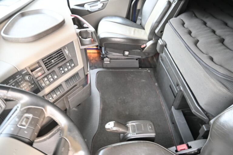 Volvo FH540 8x4*4 Tridem HIAB 302 8+1