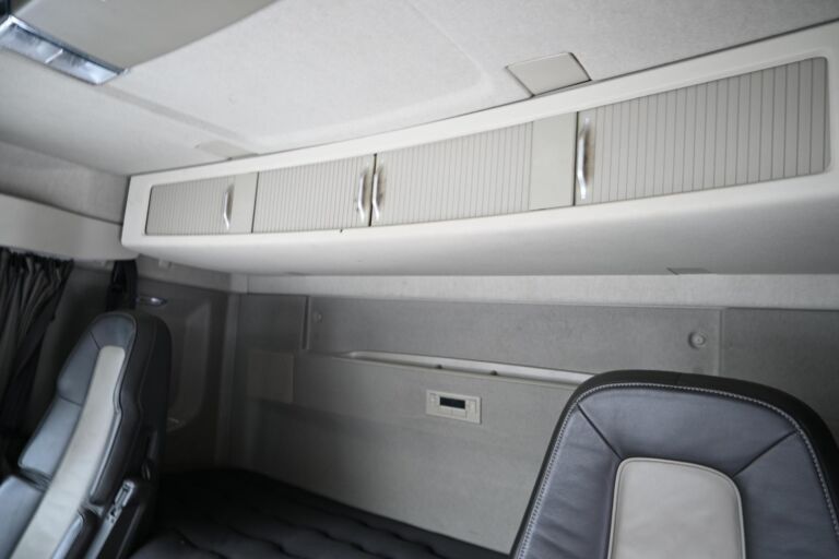 Volvo FH540 8x4*4 Tridem HIAB 302 8+1