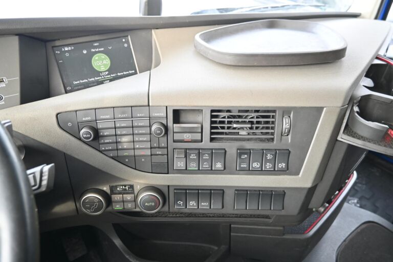 Volvo FH540 8x4*4 Tridem HIAB 302 8+1