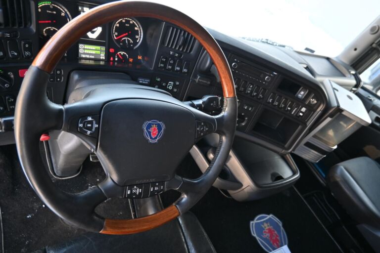 Scania R560 8x4*4 Tridem koukkuauto