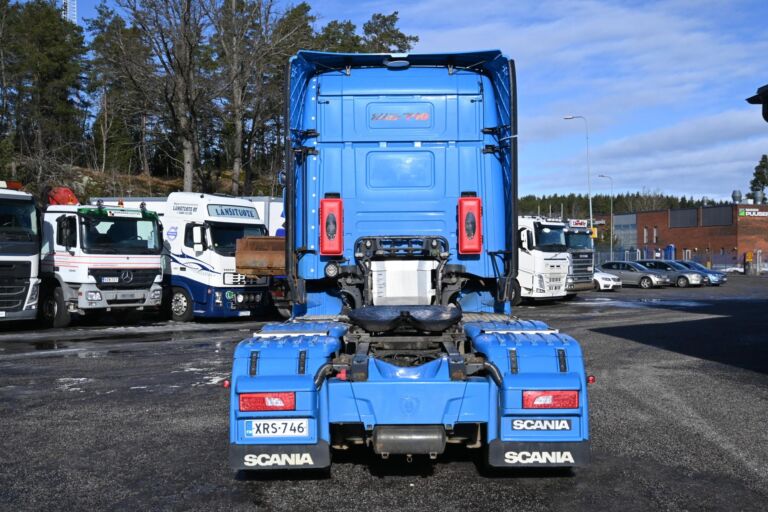 Scania R580 6x4 ADR vetopöytäauto