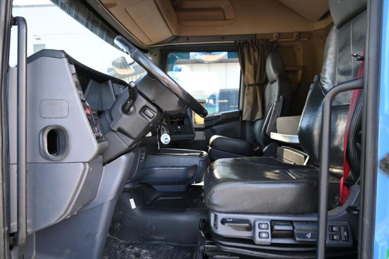 Scania R580 6x4 ADR vetopöytäauto
