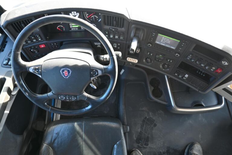 Scania R580 6x4 ADR vetopöytäauto