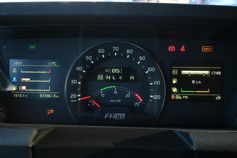 Volvo FH650 8x4*4 Tridem 7m koukkulaite