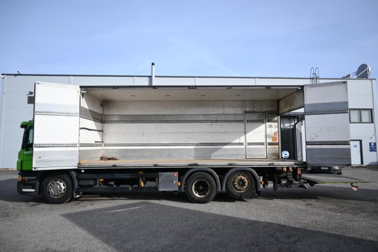 Scania P400 6x2 Sivuaukeava