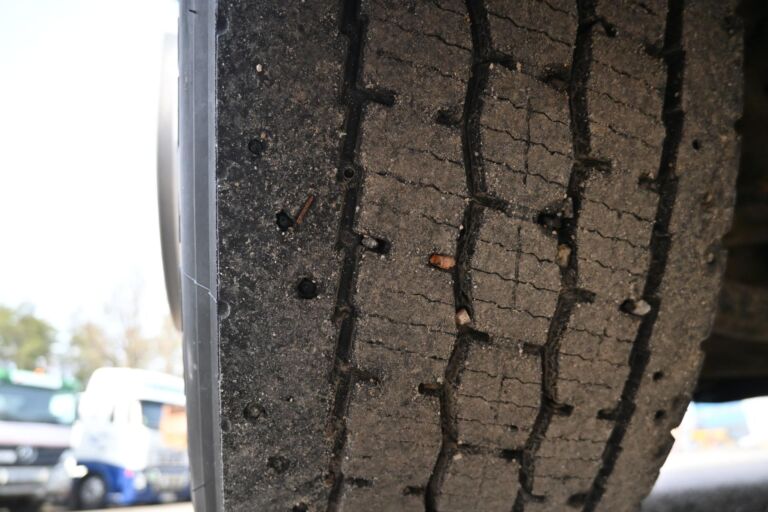 Scania P400 6x2 Sivuaukeava