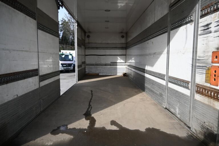 Scania P400 6x2 Sivuaukeava