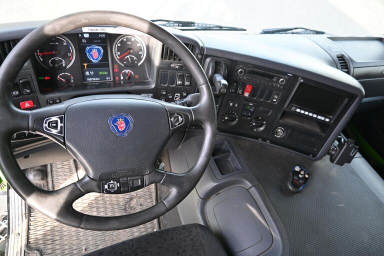 Scania P400 6x2 Sivuaukeava