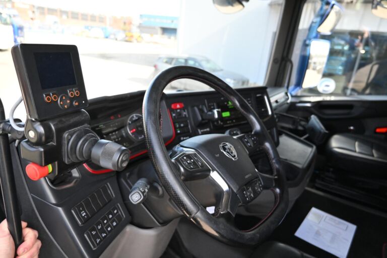Scania R650 8x4*4 Tridem