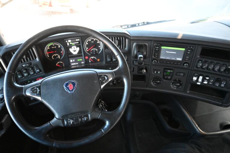 Scania R580 8x4 koukkuauto