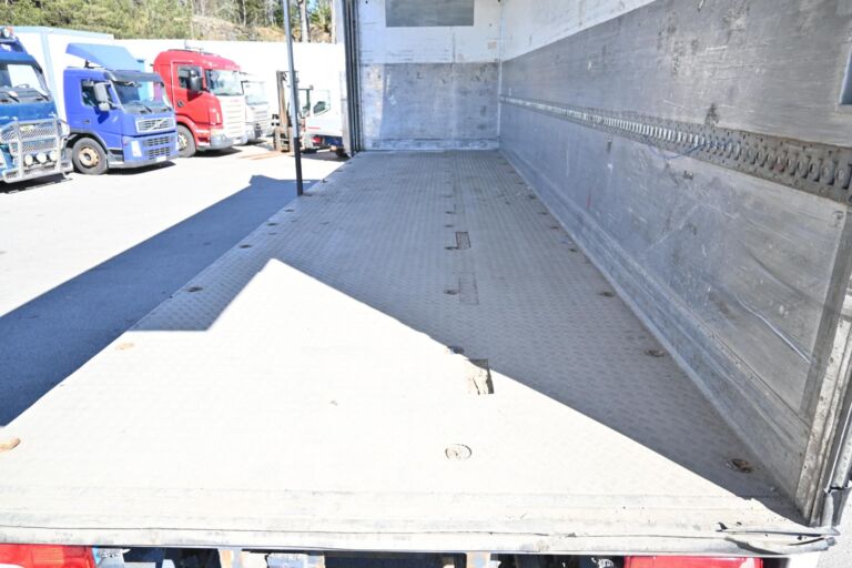 Scania P420 6x2 jakeluauto