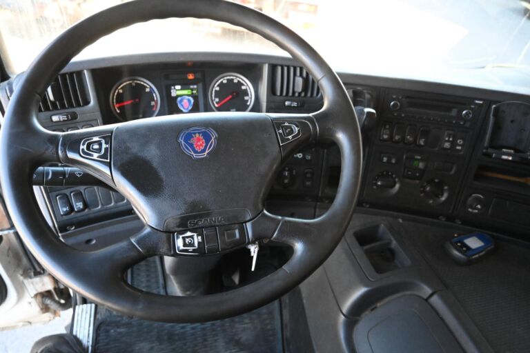 Scania P420 6x2 jakeluauto