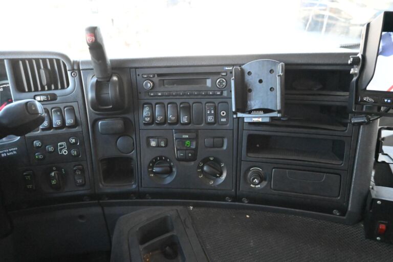 Scania P420 6x2 jakeluauto