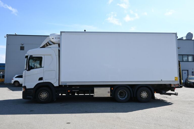 Scania R450 6x2 umpikaappi