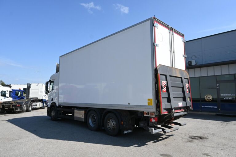 Scania R450 6x2 umpikaappi