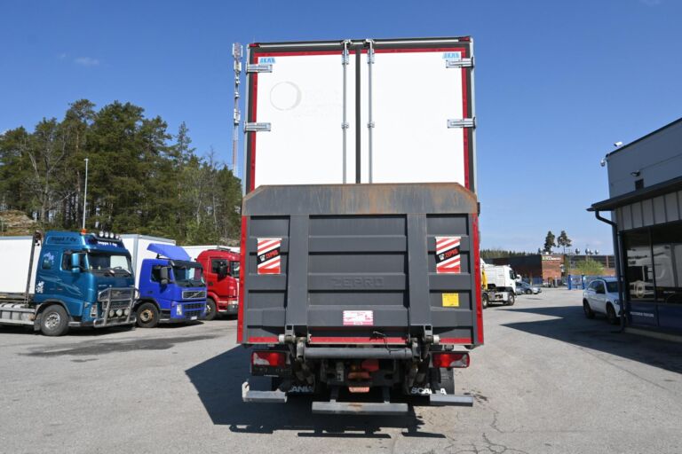 Scania R450 6x2 umpikaappi