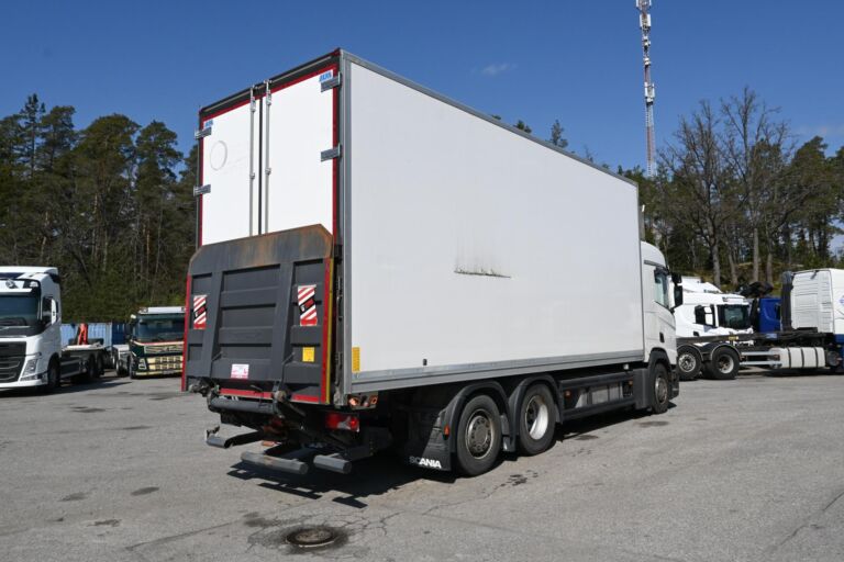 Scania R450 6x2 umpikaappi