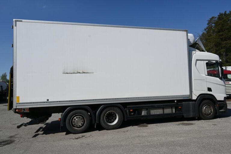 Scania R450 6x2 umpikaappi