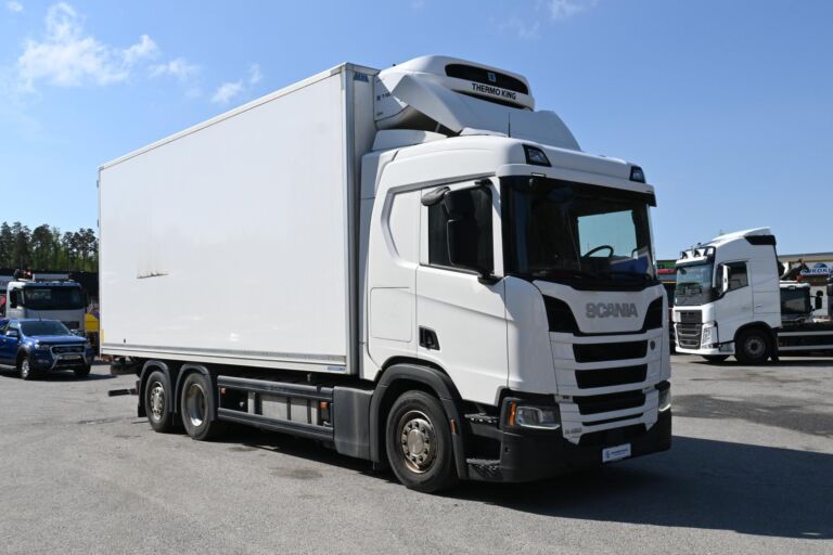 Scania R450 6x2 umpikaappi