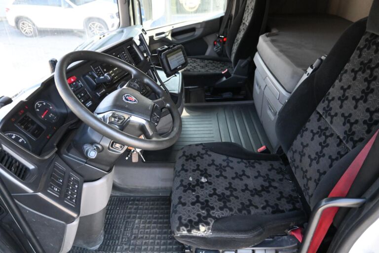 Scania R450 6x2 umpikaappi