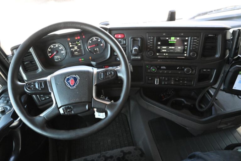 Scania R450 6x2 umpikaappi