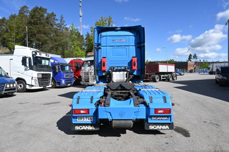 Scania R580 6x4 ADR vetopöytäauto